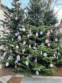 Tree decorating 2023 01_Photo Matthias Funke