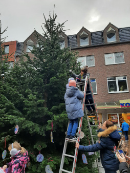 Tree decorating 2023 02_Photo Matthias Funke