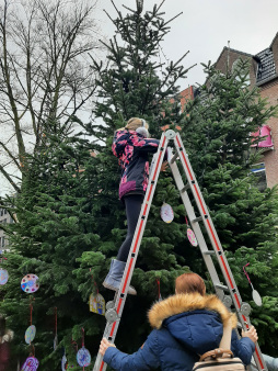 Tree decorating 2023 03_Photo Matthias Funke