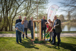  Taking part in the planting campaign were (from right): Mayor Thomas Kerkhoff, Marlies Knuf (Group Leader Büngern Technik), Jenny Heitkönig (Büngern Technik), Sascha Teroerde (Climate Protection Officer City of Bocholt) as well as Hans-Georg Hustede, Werner Schwers, Detlef Schülingkamp and Claudia Borkes from Büngern Technik. 