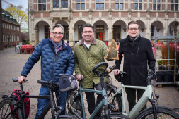 Registration for CITY CYCLING 2026 started Looking forward to hopefully full cycle paths in May (from left to right): Sascha Terörde (Climate Protection Unit), Mayor Christian Mangen and City Planning Officer Dave Welling.