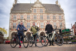 Bocholt is also hoping for a top place in the CITY CYCLING competition in 2026. Starting signal for CITY CYCLING 2026 (from left to right): Sascha Terörde (Climate Protection Unit), Mayor Christian Mangen and City Councillor Dave Welling.