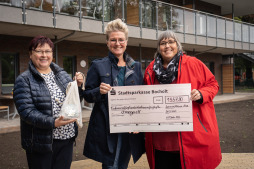  Angelika Kathemann (from left) and chairwoman Michaela Schneider from the OMEGA association are pleased with the donation presented to them by waste advisor Petra Tacke. 