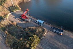 The floating pumps are lifted into the Aasee with a crane