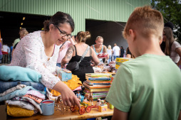  Besides children's clothing, there were also many second-hand toys at the stalls. 