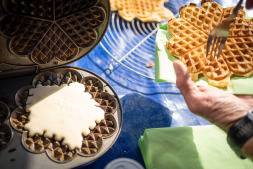 480 waffles alone went over the cake counter at the children's flea market 480 waffles alone went over the cake counter at the children's flea market
