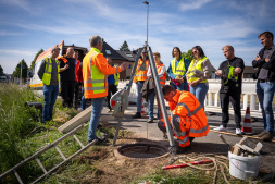 The new process is demonstrated to those responsible at a manhole on Dinxperloer Straße The new process is demonstrated to those responsible at a manhole on Dinxperloer Straße