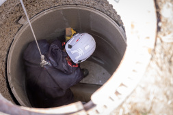 The new process is demonstrated to those responsible at a manhole on Dinxperloer Straße The new process is demonstrated to those responsible at a manhole on Dinxperloer Straße