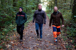 Machen sich gemeinsam ein Bild der Lage: (von links) Johannes Eckel vom Regionalforstamt Wald und Holz NRW, Sven van den Berg und Frank Wissing vom Entsorgungs- und Servicebetrieb