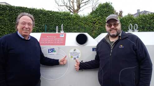 Dieter Vriesen and Jörg Werner from the Bocholt Beekeepers' Association attach an information sticker to a glass container