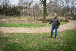  There is now a forest nature trail at Vossenpand in Mussum. It was created by the waste disposal and service company (ESB). (Pictured here: Sven van den Berg, ESB) 