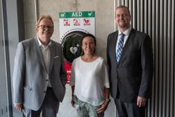 The new defibrillator hangs in the entrance area of the LernWerk The new defibrillator hangs in the entrance area of the LernWerk. Bernd Kleine-Rüschkamp (from left) from Volksbank Bocholt has now handed over the device to Head of Department Jule Wanders (Education and Culture) and Bocholt's First City Councillor Björn Volmering.