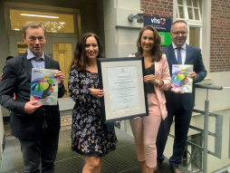  Rejoicing together over the officially confirmed quality of the Adult Education Centre Bocholt-Rhede-Isselburg (from left to right): First City Councillor and Head of Education Thomas Waschki, Fatma Boland and Isabel Testroet from the VHS and Mayor Thomas Kerkhoff. 