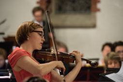 Solistin Vivian Krause Vivian Krause spielt die Geige