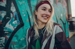  Jacqueline Feldmann in front of a graffiti wall  