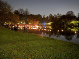 A candlelit vigil on 1 November invites people to pay their respects A moment of silent remembrance in Bocholt's municipal woodland