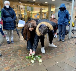  Die Schülerin Sarah Terweile und der Schüler Lloyd Schlier gedachten mit weiteren Schülerinnen und Schülern des Mariengymnasiums aktiv mit.  