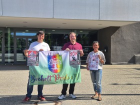 Christian Prast (from left) and Thorsten Jansen from the Bocholt Pride association together with Jule Wanders, Head of Culture and Education at the City of Bocholt