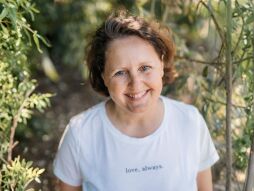 Breastfeeding counsellor and speaker Melanie Paessens Breastfeeding counsellor Melanie Paessens provides information about the so-called 'Golden Hour' after the birth.