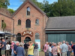  Viele Besucherinnen und Besucher nutzten die Gelegenheit auf dem Hof der ehemaligen \