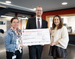 Donation cheque for UNICEF Presenting the symbolic donation cheque for 140 euros to UNICEF together (from left to right): Jule Wanders (Head of the Department of Culture and Education), Head of Cultural Affairs Björn Volmering and Isabel Testroet (Head of the Adult Education Centre).