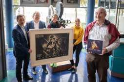  Über den Bocholter Künstler hat Harald Neckelmann (rechts) das Buch \