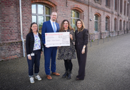 Donation handed over 340 euros were raised in the evening with Lutz Jäkel during his lecture 'The new Syria - a journey through a country in transition' - First City Councillor Björn Volmering (2nd from right) is delighted with Jule Wanders, Fatma Boland and Isabel Testroet (from left to right) from the Bocholt-Rhede-Isselburg Adult Education Centre.