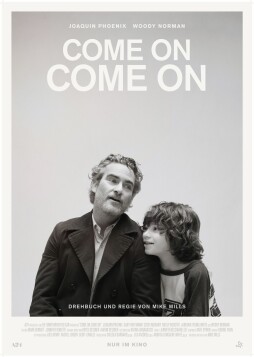 Filmplakat Come on, Come on Plakat in schwarz weiß. Mann mit freundlichem Gesicht, ein lächelnder Junge lehnt an seiner Schulter.