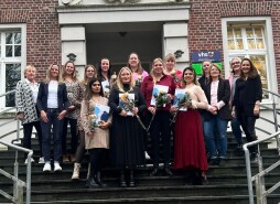  For the first time, the Adult Education Centre (VHS) carried out the new and extended qualification programme on behalf of the Youth and Family Department of the City of Bocholt. 
