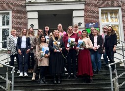 Continuing education VHS For the first time, the Adult Education Centre (VHS) carried out the new and extended qualification programme on behalf of the Youth and Family Department of the City of Bocholt.