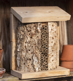  A VHS practical workshop offers the opportunity to make a decorative and at the same time useful insect hotel. 