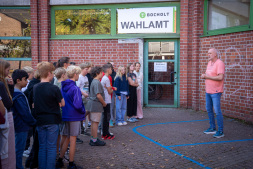 On Friday, a Year 6 class from Bocholt's Mariengymnasium took the opportunity to visit the electoral office as part of their politics lessons. Norbert Olbing from the Department of Public Order explained to the pupils how the local elections work. On Friday, a Year 6 class from Bocholt's Mariengymnasium took the opportunity to visit the electoral office as part of their politics lessons. Norbert Olbing from the Department of Public Order explained to the pupils how the local elections work.