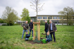 Together with the children Lio and Ida and his son Julius Lübberdink (2nd from left), Bocholt city councillor Bernhard Lübberdink (2nd from right) plants the annual tree. Also present: Bocholt's mayor Thomas Kerkhoff and Claus Wiemker from the Mobility and Environment Department. Together with the children Lio and Ida and his son Julius Lübberdink (2nd from left), Bocholt city councillor Bernhard Lübberdink (2nd from right) plants the annual tree. Also present: Bocholt's mayor Thomas Kerkhoff and Claus Wiemker from the Mobility and Environment Department.