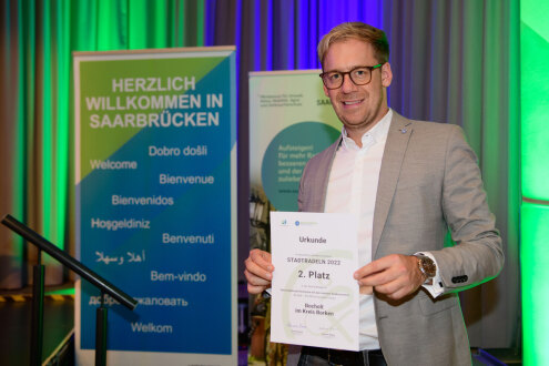 City planning officer Daniel Zöhler with the certificate for second place