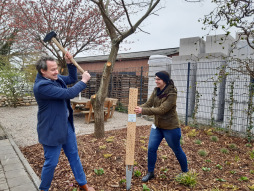 Frank Spaleck stellt mit Anja Radermacher von der Stadt Bocholt eines der Insektenhotels auf Mit ein paar beherzten Schlägen befestigt Frank Spaleck vom gleichnamigen Unternehmen das Insektenhotel vor dem Gewerbebetrieb. Ihm hilft Anja Radermacher vom städtischen Fachbereich Mobilität und Umwelt.