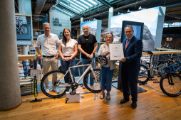 Preisverleihung der Aktion STADTRADELN bei ROSE Bikes Gemeinsam übergaben ROSE-Bikes-Geschäftsführer Thorsten Heckrath-Rose (Bildmitte), Bürgermeister Thomas Kerkhoff (rechts) und Stadtbaurat Daniel Zöhler (links) die Preise an Carina Hoven (2. von links) und Maria Pflug (2. von rechts).