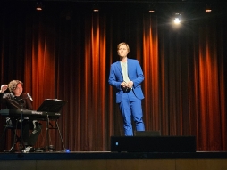 Grenzhoppers evening in the 'Rheder Ei' The highlight of the free evening was the performance by Dutch comedian and cabaret artist Patrick Nederkoorn with his current German-language programme 'The Fleeing Dutchman'.