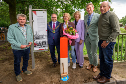  Unveiled the symbolic border post in Suderwick (from left to right): Freek Diersen (organiser of the event), Bocholt's mayor Thomas Kerkhoff, Francis Klaasen (wife of Georg Klaasen, who donated the border post) and daughter Patrice Klaassen, Aalten's mayor Anton Stapelkamp and Johannes Hoven (organiser from the Suderwick local history association). 