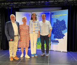With his show 'The United Dreams of Europe', cabaret artist Sebastian Schnoy wowed the audience at the Lernwerk. From left to right: Peter W. Wahl (Chairman of Europa-Union Bocholt e.V.), Gudrun Koppers (Deputy Mayor of Bocholt), Sonja Wießmeier (EUROPE DIRECT Bocholt), Sebastian Schnoy (comic)