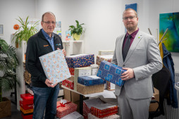Christmas parcels at the Bocholt Volunteer Agency The parcels could also be handed in at the premises of the volunteer agency. In the photo: Michael Hesselmann (Bocholt Volunteer Agency, left) and First City Councillor Björn Volmering.