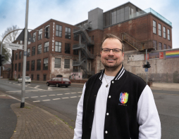 Winner of the most recent Grenzland Prize Thorsten Jansen, chair of Bocholt Pride e.V., in front of the Textilwerk in Bocholt, the venue for the 2026 Border Region Conference.