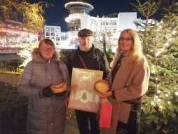  Jolanta and Rimantas Balauskiene, woodcarvers from the Lithuanian twin town of Akmene, are welcomed by Deputy Mayor Kerstin Erkens. 