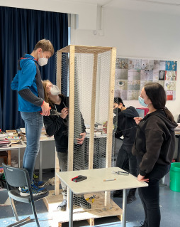 Europaausstellung 2022 2 Schülerinnen und Schüler der NRW-Europaschule Mariengymnasium Bocholt bei beim von Objekten für die Europaausstellung 2022