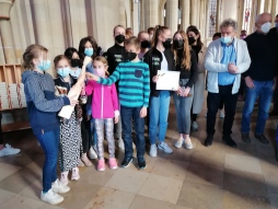 Kinder bekommen ersten Friedenspreis St. Georg Die Kinder des St. Michaeltreffs Suderwick nehmen gemeinsam mit niederländischen Kindern von Figulus Welzijn den ersten Friedenspreis der Pfarre St. Georg am 22. März 2022 entgegen.