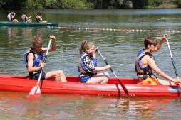  The young participants explore Bocholt - here in a canoe on the Aasee. 