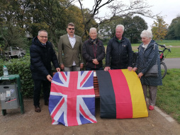  Inauguration of the memorial bench for the late Norman Driver from Rossendal at the Bocholt Aa Lake (from left to right): Mayor Thomas Kerkhoff, initiator Willi Frieg, Klaus Kock (Chairman of the KAB Ss Ewaldi), Andreas Becker (Chairman of the German-British Society Bocholt) and Rosalie Driver. 