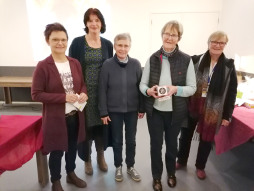  Award ceremony for the 5th Nativity Tour in Dinxperwick on 18 January 2023 in Kulturhus Dinxperlo - Group photo from left to right: Elisabeth Kroesen, Deputy Mayor of the City of Bocholt, Dianne Rutgers, \
