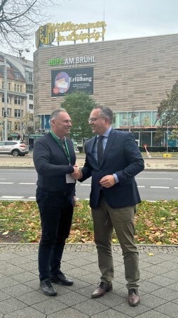  Handshake: Mayors Thomas Kerkhoff from Bocholt (right) and Gennadii Lebid from the Ukrainian city of Verkhniodniprovsk meet in person in Leipzig. The German-Ukrainian Municipal Partnership Conference entitled \