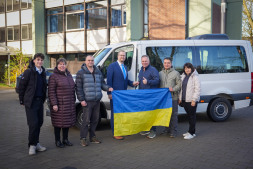 A delegation from Bocholt's partner city Verkhnyodniprovsk has now received the vehicle in Bocholt A delegation from Bocholt's partner city Verkhnyodniprovsk has now received the vehicle in Bocholt. Bocholt's First City Councillor Björn Volmering (4th from left) symbolically handed over the key to Mayor Gennadii Lebid.