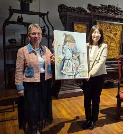 At a dinner with Chinese representatives, Gudrun Koppers presented the guest gift: an Easter motif on canvas by Bocholt artist Edlira Basha. At a dinner with Chinese representatives, Gudrun Koppers presented the guest gift: an Easter motif on canvas by Bocholt artist Edlira Basha.